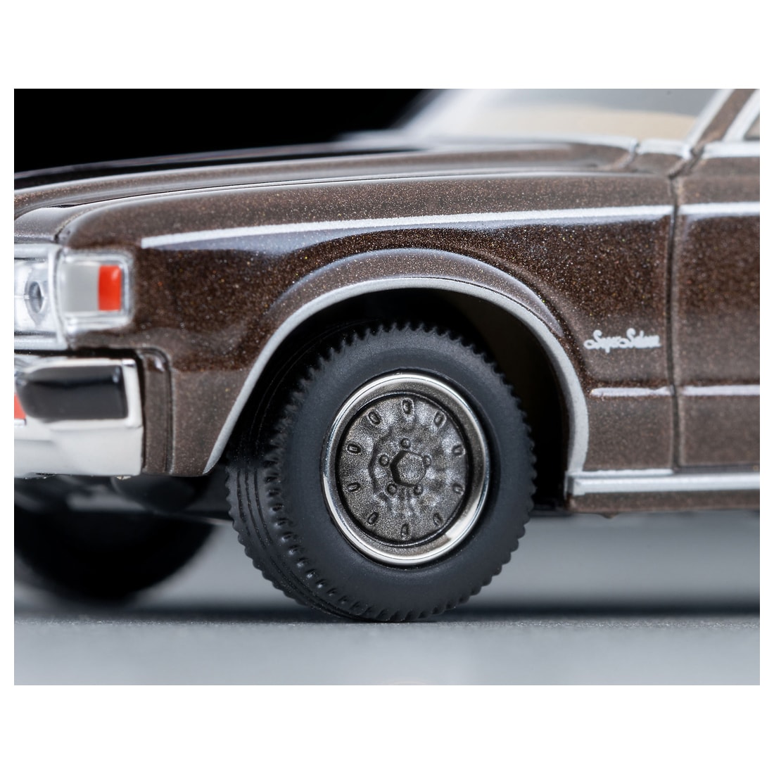 トミカリミテッドヴィンテージネオ LVーN 83c トヨタ クラウン 4ドア