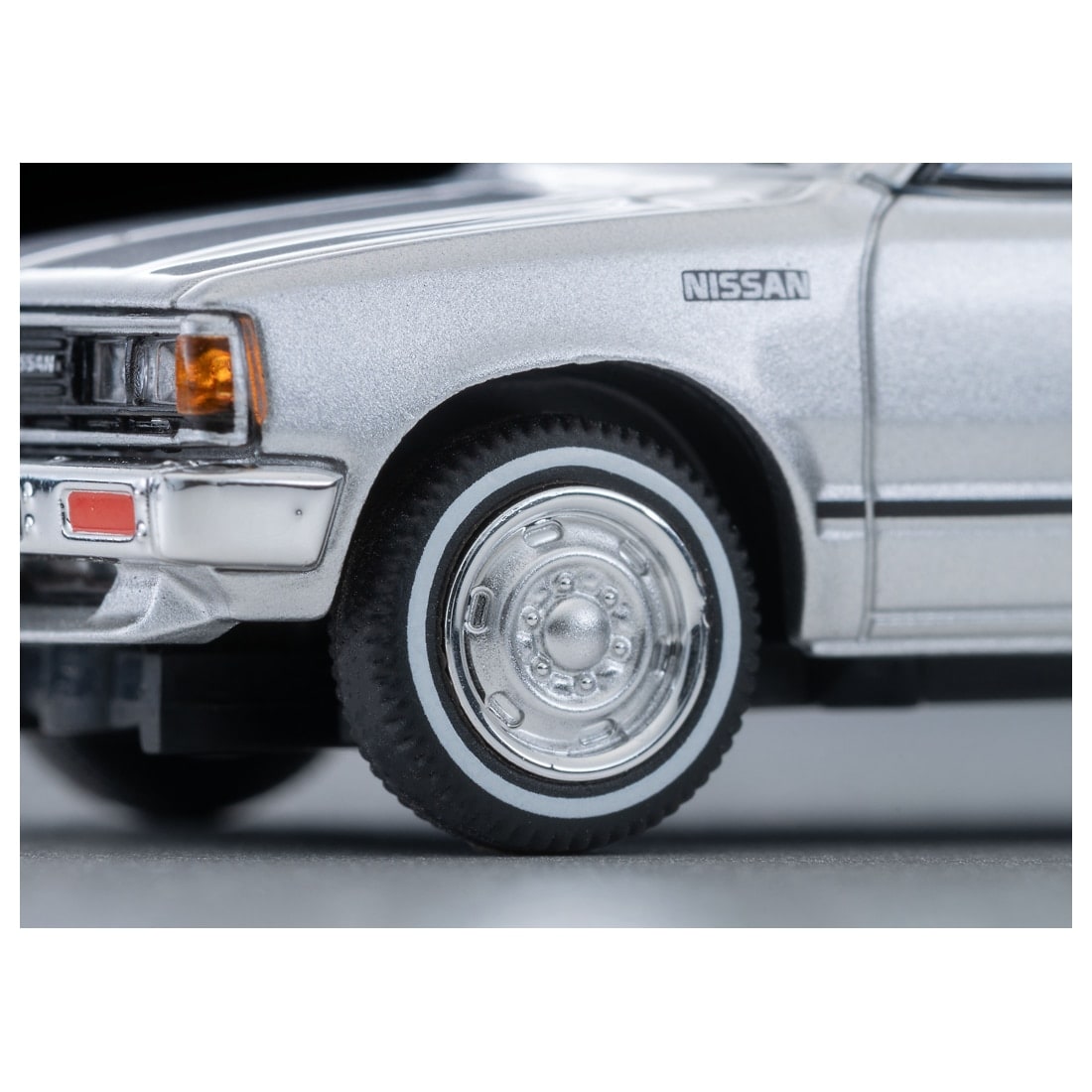 トミカリミテッドヴィンテージネオ LVーN 374b ニッサン トラック キングキャブ (シルバー) 北米仕様